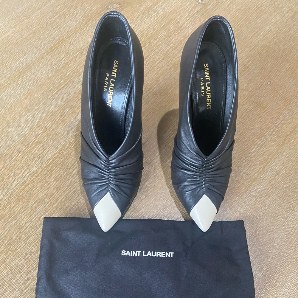 SAINT LAURENT
Vivi 100 leather pumps 
size: 37.5